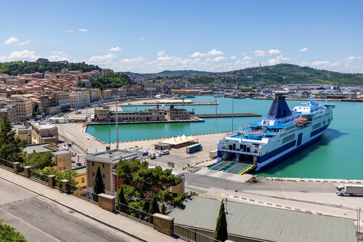 Eine blau-weiße Fähre am Terminal im Hafen von Ancona