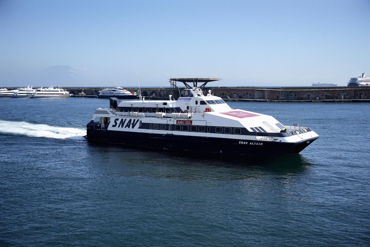 Die SNAV-Schnellfähre Altair beim Auslaufen aus dem Hafen von Neapel