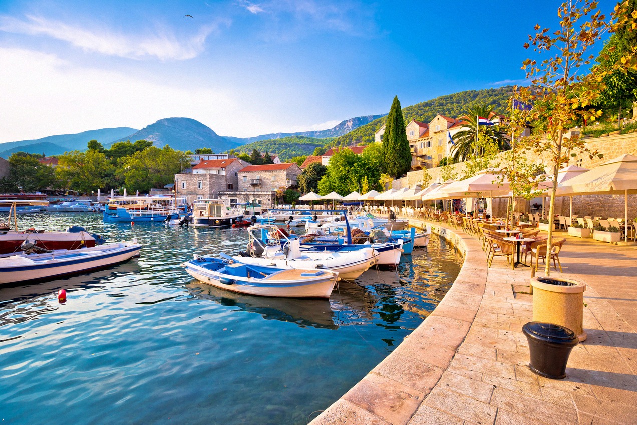 Uferpromenade von Bol auf Brač mit Fischerbooten und Cafés
