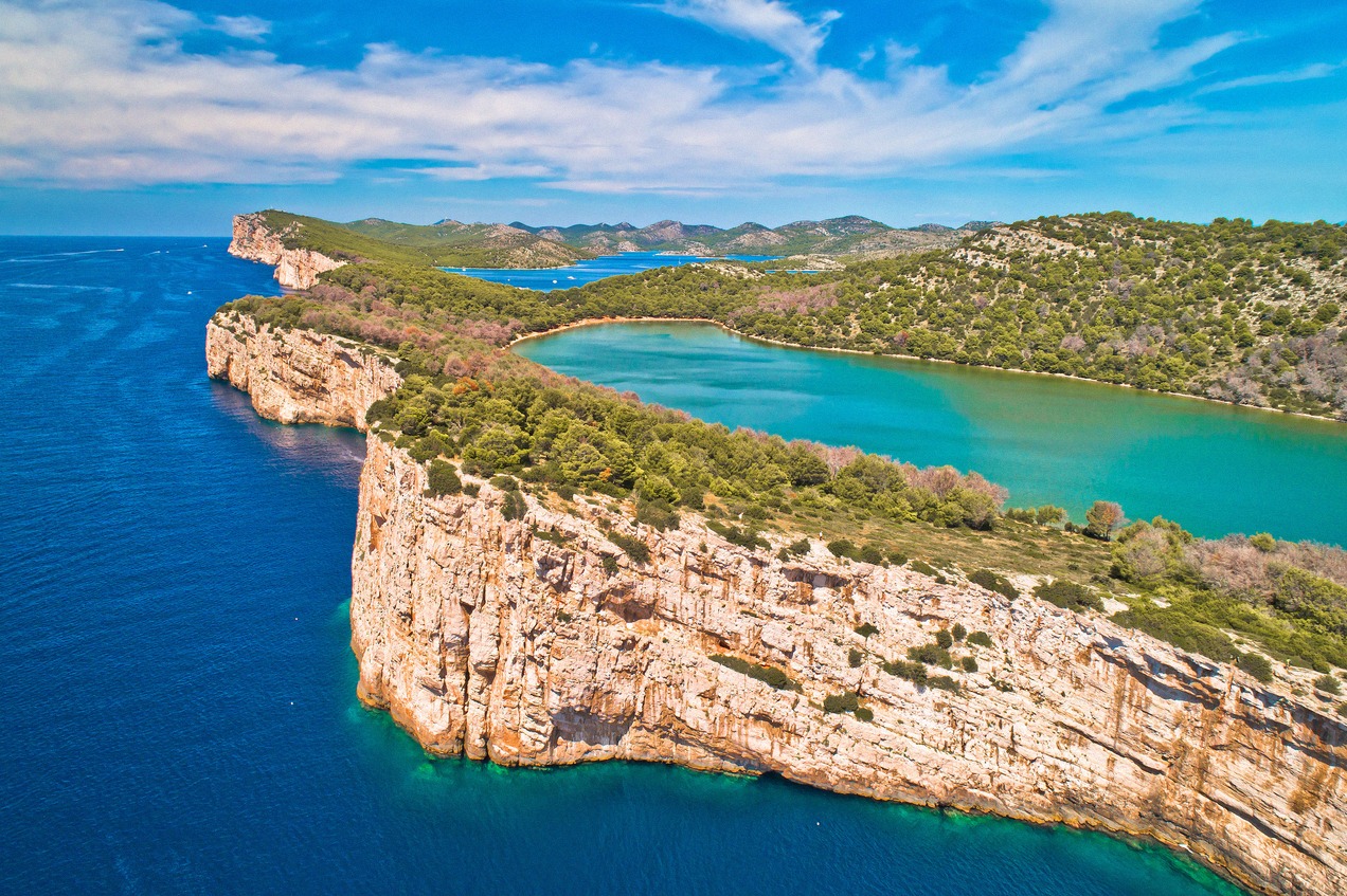 Luftaufnahme des Naturparks Telašćica auf Dugi Otok mit Kliffs und dem türkisfarbenen Mir-See