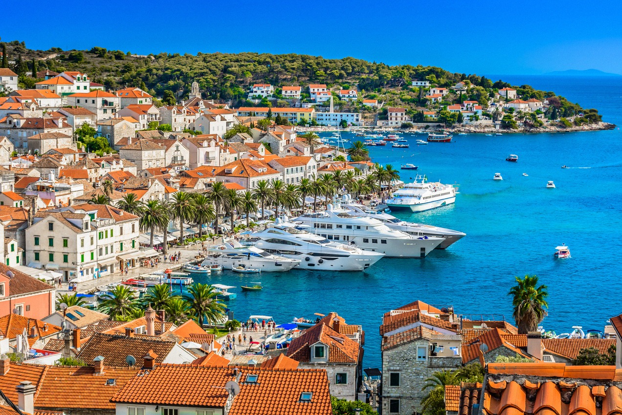 Hafen und Altstadt von Hvar von oben