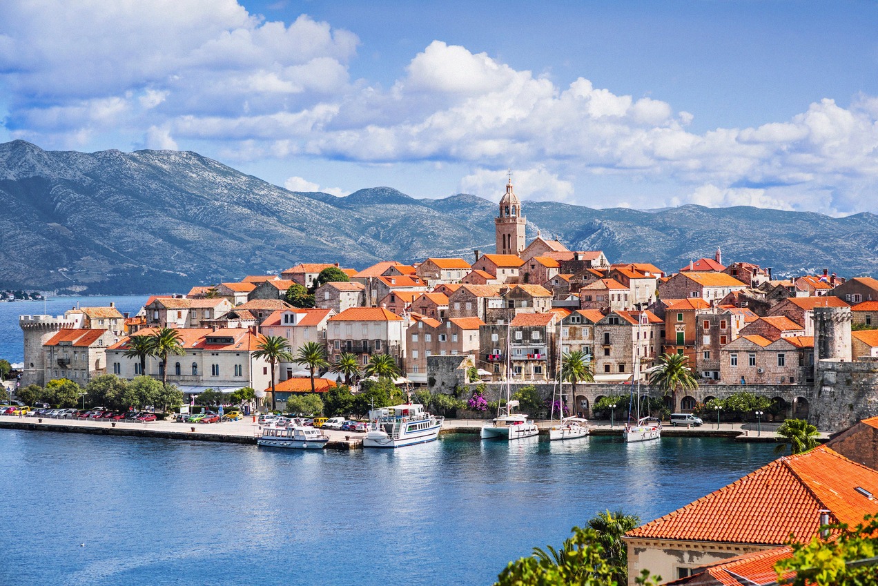 Mittelalterliche Altstadt von Korčula mit Stadtmauern und Glockentürmen