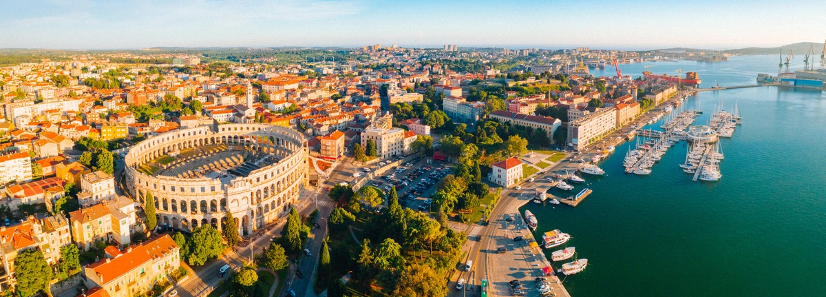 Luftbild von Pula in Istrien mit dem römischen Amphitheater und dem Hafenbecken