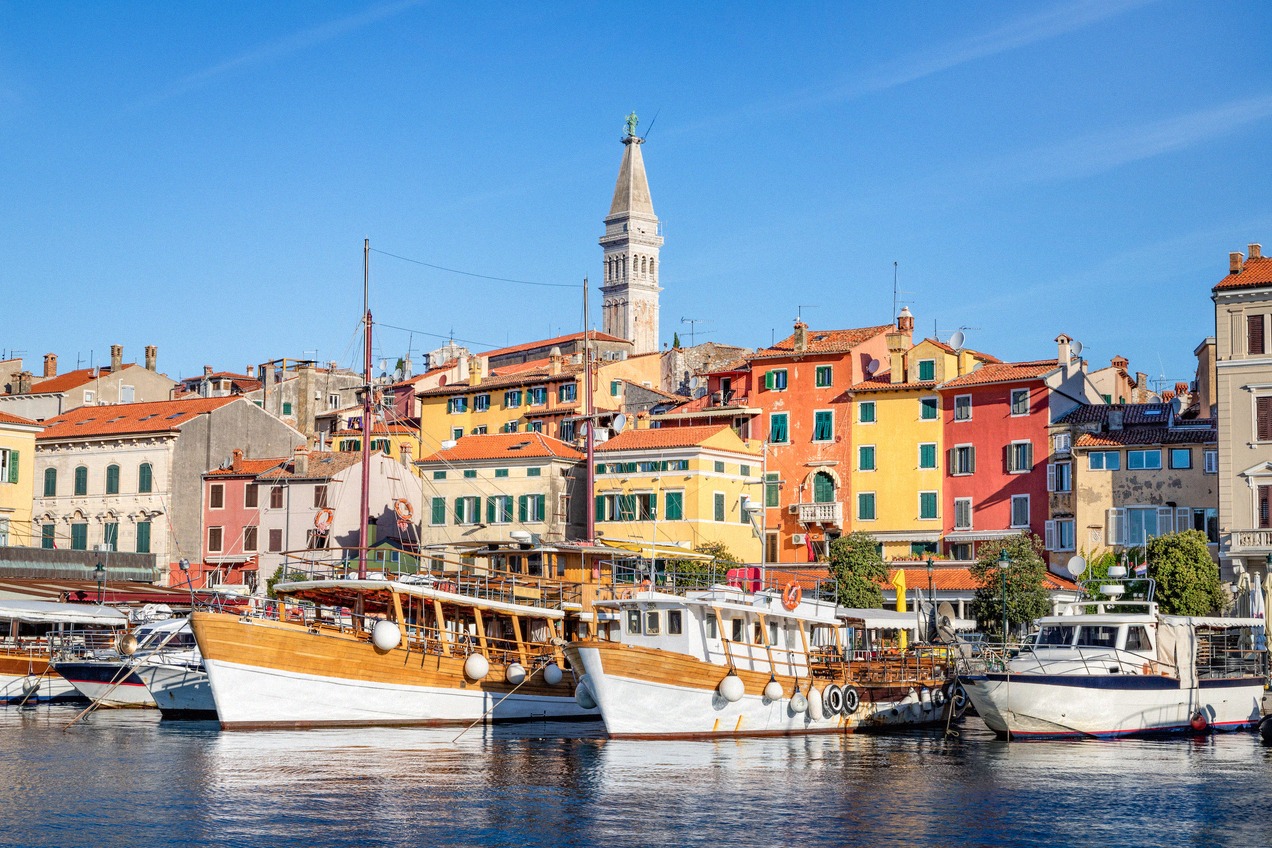 Hafen und Altstadt von Rovinj vom Wasser aus