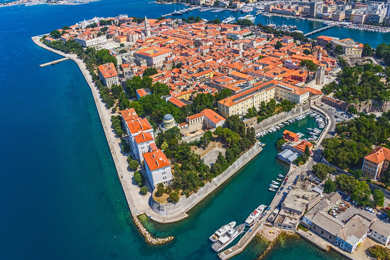 Die Altstadthalbinsel von Zadar mit dem Bootshafen von oben