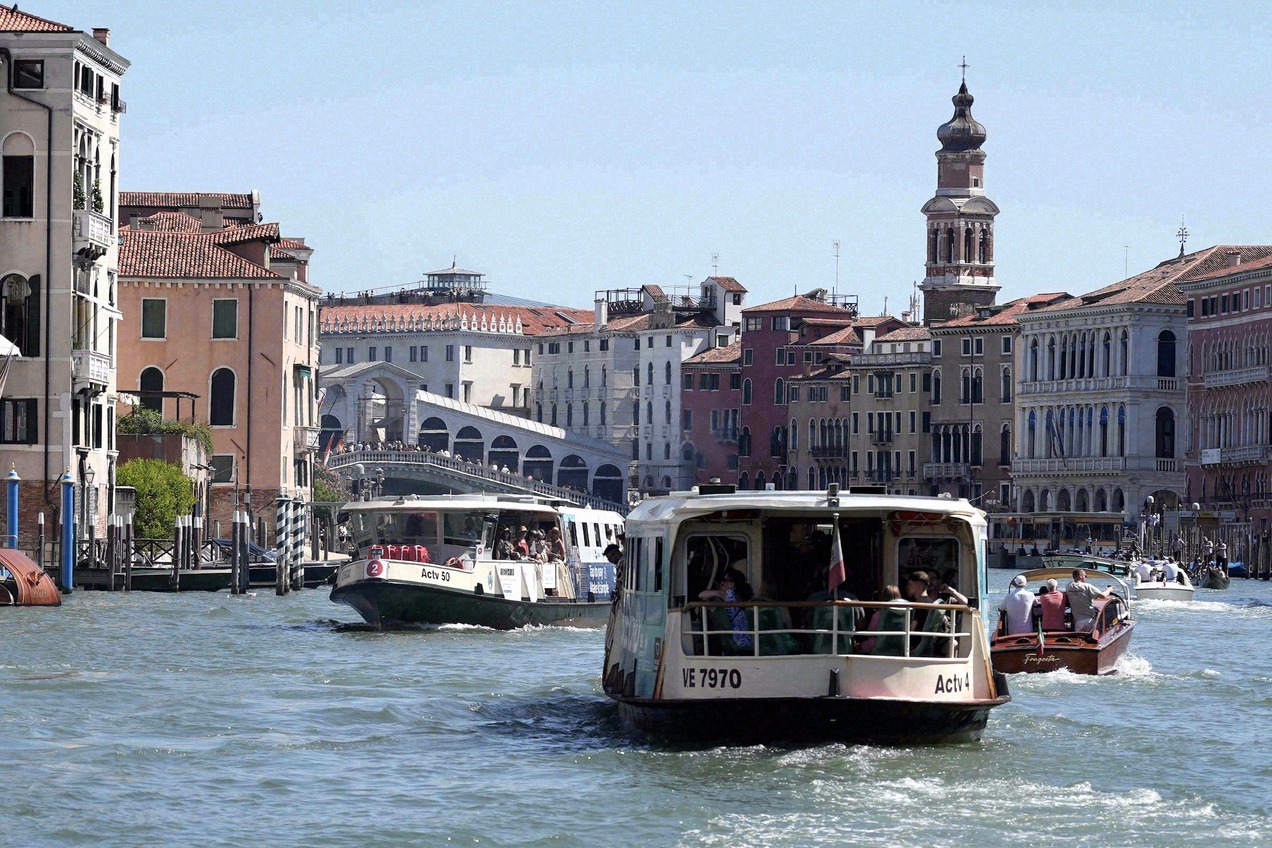 Canal Grande mit der Rialtobrücke in Venedig, Ausgangspunkt der Katamaranlinien nach Istrien
